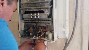 Ремонт газовой колонки своими руками. Меняю микровыключатель.