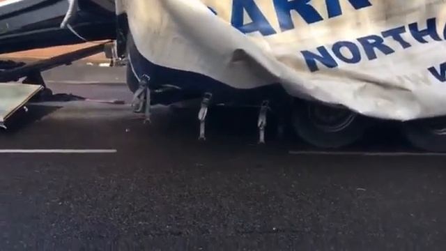 Bliskie spotkanie z wiaduktem w Merseyside, tym razem nie Eddie S video смотреть онлайн