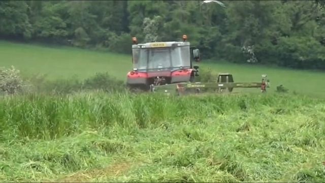 Silage 2021 - Mowing Through a thick crop with Massey Ferguson 6715s and krone смотреть онлайн