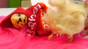 Прогулка с собакой Барби. Смешные видео Барби. Игры куклы для девочек