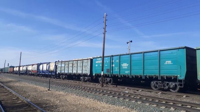 Тепловоз ТЭ33А - 0172 с грузовым составом прибывает на вокзал Чарск. смотреть онлайн