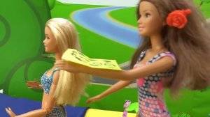 Барби и Тереза на пляже - Приключения Барби. Играем в куклы