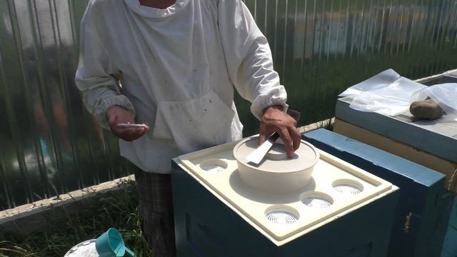 Ставлю кормушку на ППУ улей фирмы " beehouse" смотреть онлайн