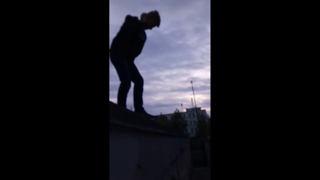 Я молился перед тем как прыгнуть но мольба не помогла прыгнул на стекло смотреть онлайн