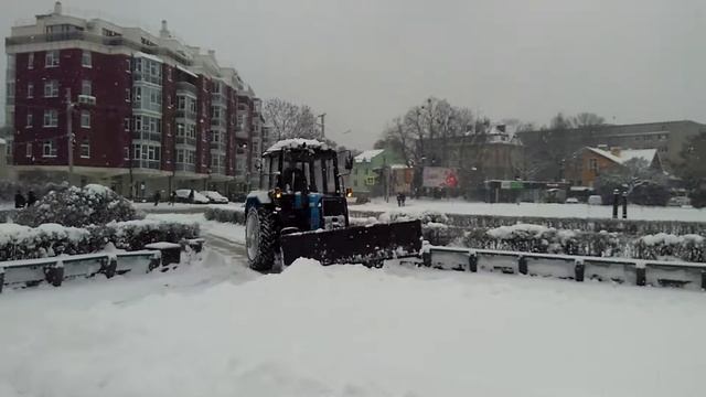 Прибирання снігу у Львові на Майорівці 17 грудня 2018 р. смотреть онлайн
