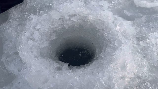 Плач щуки, кровь на льду. Ловля окуней, щук. Семейное путешествие.