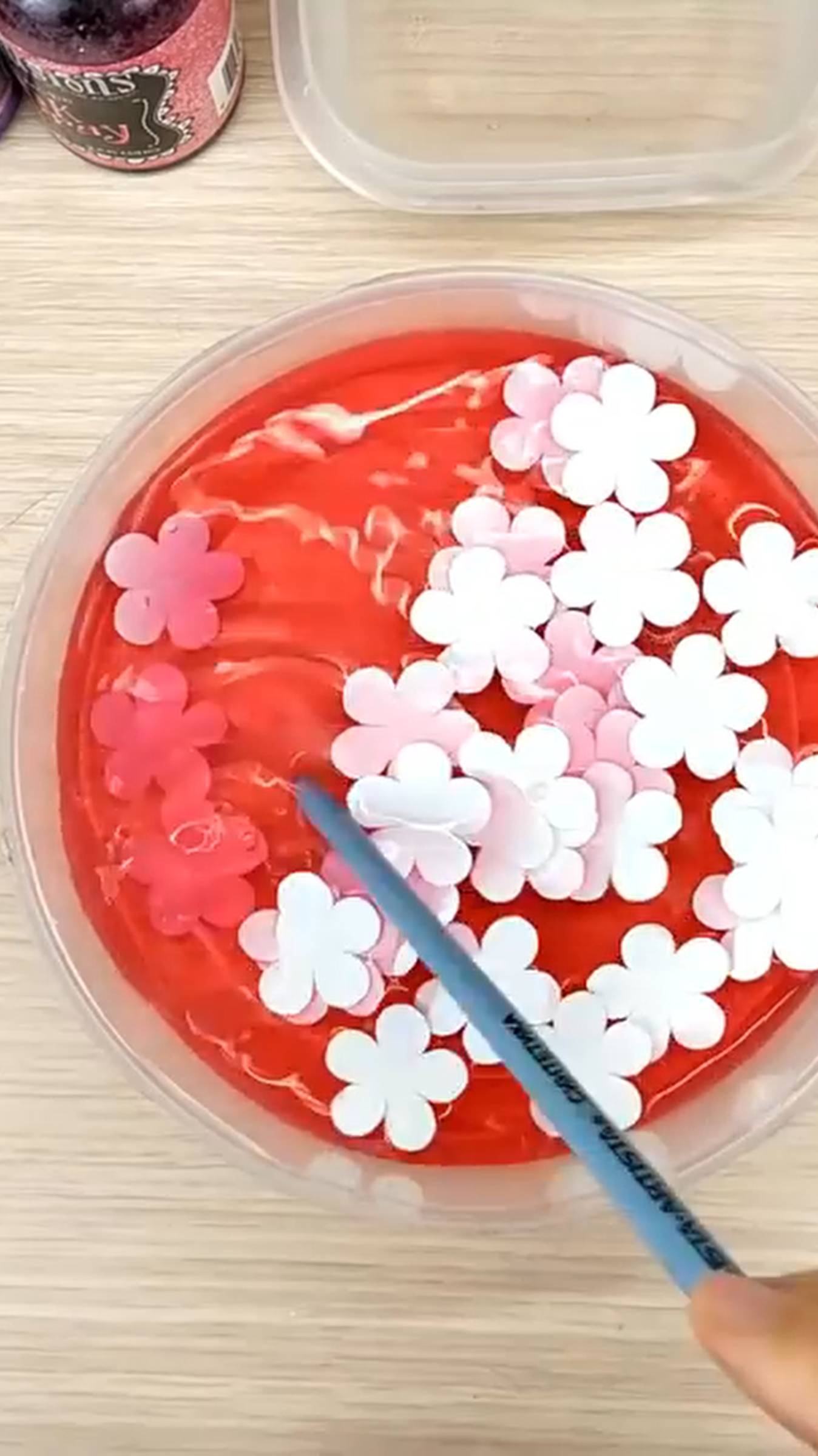 Покрасила воду и поместила в нее бумажные цветочки, чтобы собрать из них маленькие розочки 🌸 смотреть онлайн