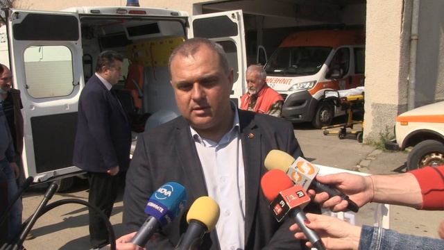 ВМРО дари изолационна носилка за медиците от Спешна помощ-Русе смотреть онлайн