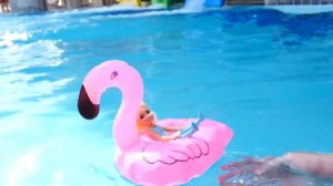 Челси не умеет плавать?! Куклы Барби в аквапарке - Видео для девочек в бассейне