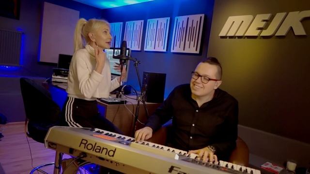 Elwira MEJK - Shala la la (live cover) смотреть онлайн