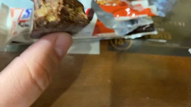 Обзор на Snickers с темным шоколадом с начинкой из хлопьев/орехов
