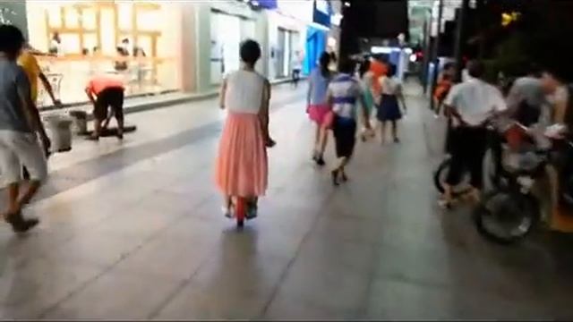girls in long skirt,playing airwheel смотреть онлайн