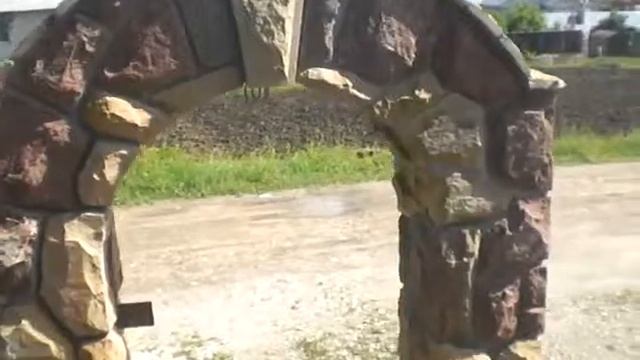 огорожа з різнокольорового дикого каменю у вигляді арок смотреть онлайн