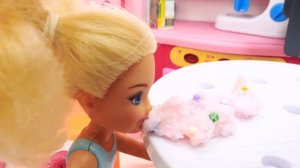 Щенок в доме Барби - ужасный беспорядок! Игры куклы Барби уборка в доме. Смешные видео для девочек