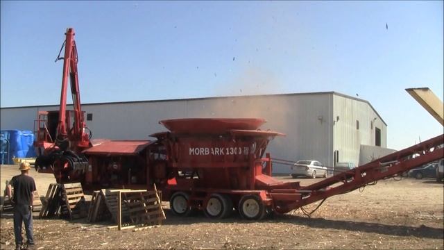 Morbark Model 1300 Tubgrinder - Pallet and RR Ties Grinding Demo смотреть онлайн