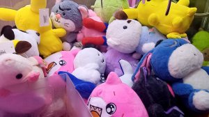 Достали много классных игрушек из автомата Хватайка.