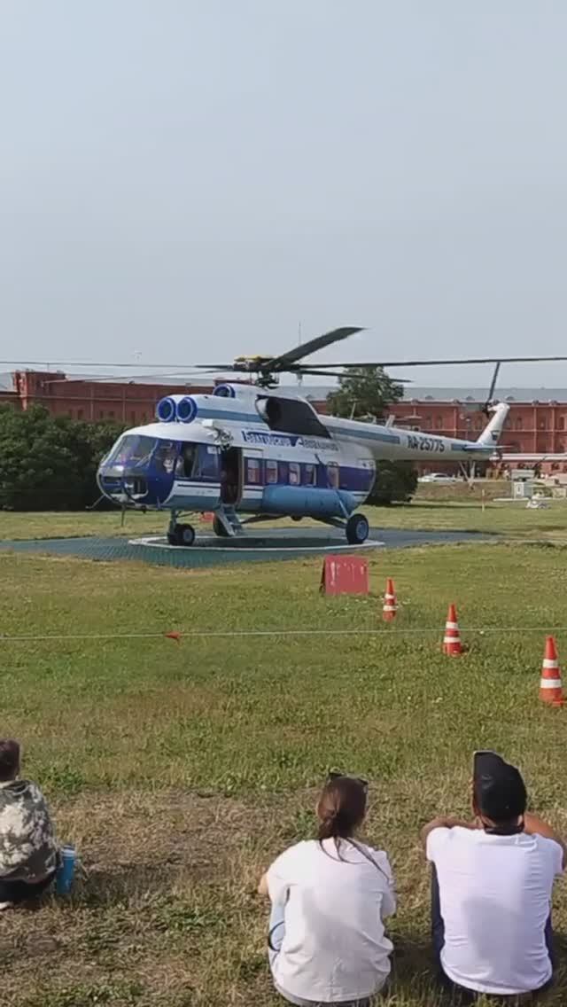 Взлет вертолёта. Санкт-Петербург, Заячий остров 2024г.