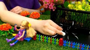 Кукла БАРБИ отвлекает Челси от телефона! Видео для девочек про Barbie – Шоу Тойклаб