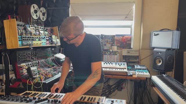 Caught In Joy ：： Groovy End Of Summer (electronic Music Live Performance)