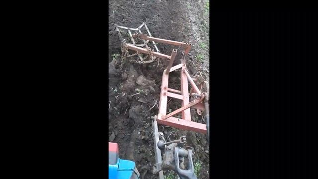 саморобний трактор оранка плугом 2*25( кінний корпус) смотреть онлайн