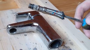 Как выкрутить гибкую подводку из глубокого смесителя.