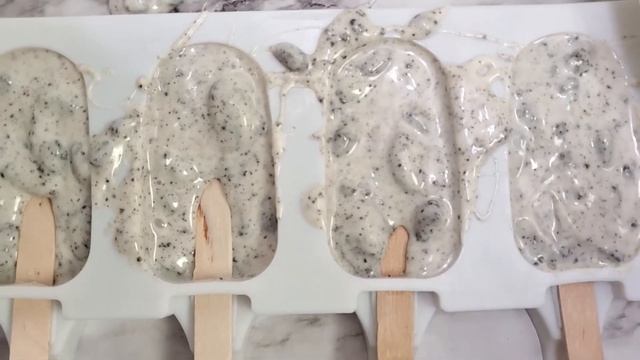 Cookies & Cream Chocolate Pops Tutorial смотреть онлайн
