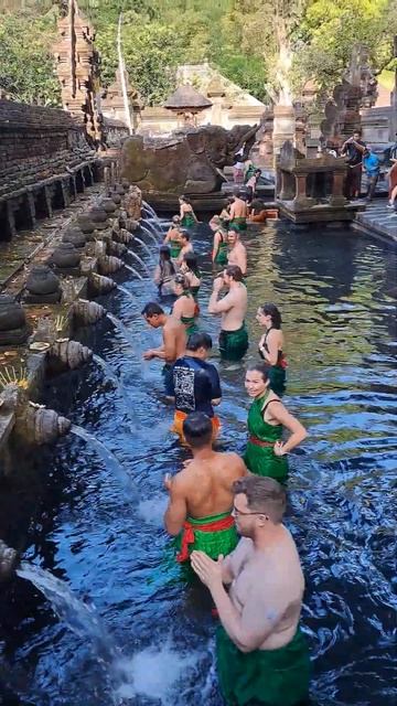 Melukat Tirta Empul BALI!! HOLY WATER смотреть онлайн