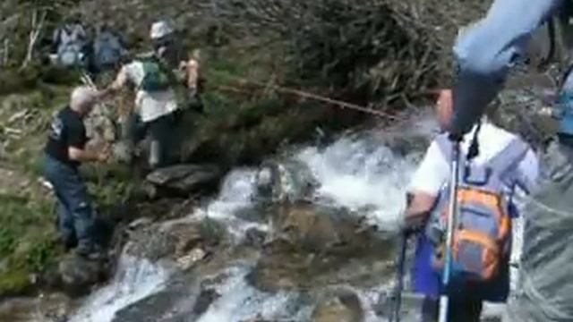Traversée du torrent avec une corde смотреть онлайн