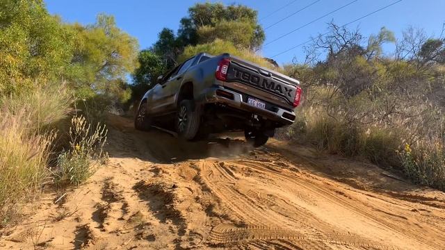 4WD Off-road Comparison | LDV T60 MAX vs. Holden Rodeo vs. Toyota Landcruiser Prado. смотреть онлайн