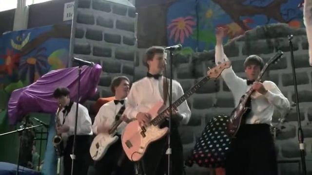 Queen's Medley - Starfish Bungalow смотреть онлайн