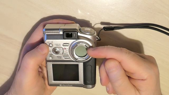 FujiFilm FinePix 4700 zoom: Пара слов про легендарный супер-компакт с матрицей SuperCCD 1st Gen смотреть онлайн