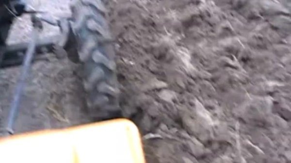 Пашем китайским мототрактором и самодельным плугом