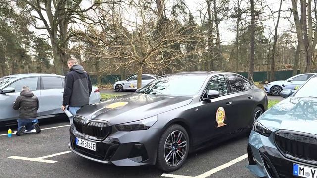 Bmw i5 Touring, la station wagon elettrica dal vivo in anteprima смотреть онлайн