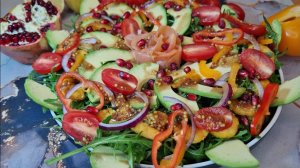 Салат с руколой, красной рыбой и креветками