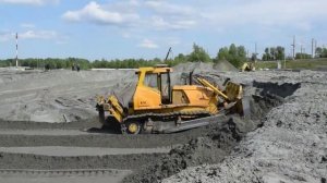Бульдозер Б14 в работе.