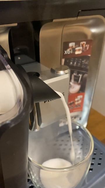Як кавомашина Philips EP3347/90 вспінює молоко #кавуся #капучіно #смачнакава