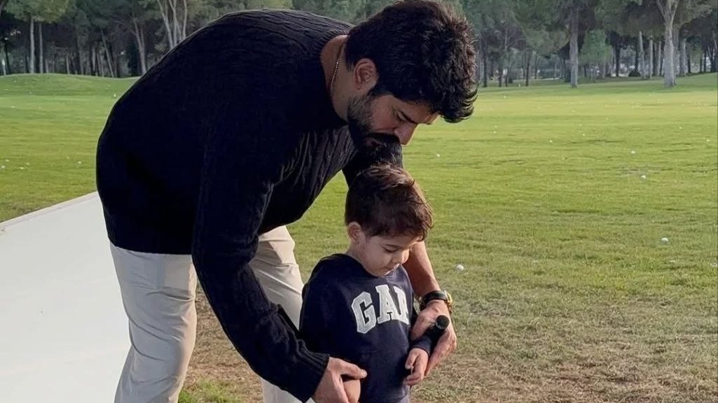 Бурак Озчивит с женой и сыновьями, Караном и Керемом, в гольф клубе смотреть онлайн