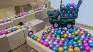 Видео для детей. Скатываем шарики по лабиринту прямо в тележку с динозаврами