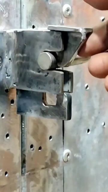 Automatic Door Latch || Chốt cửa tự động khoá từ sắt vụn #shorts смотреть онлайн