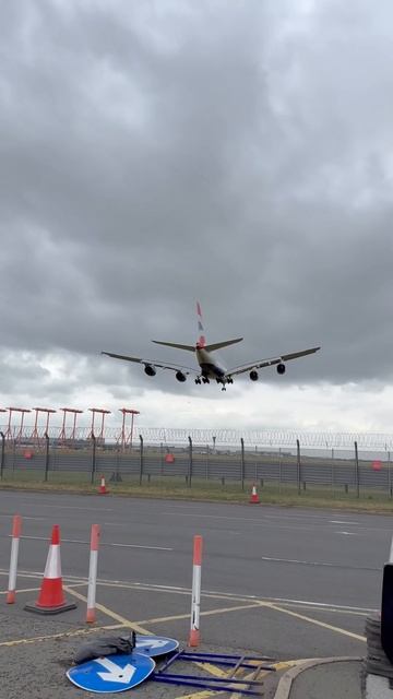 A380 landing at Heathrow airport #a380 #heathrow #London #shorts #short смотреть онлайн