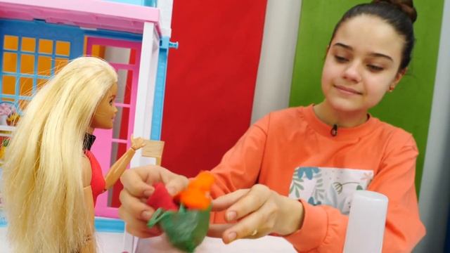 Кукла Барби гадает, что подарить Кену! Игры в Салон Красоты кукол. Игры для девочек в куклы смотреть онлайн