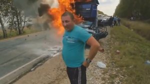 горит машина с живым человеком