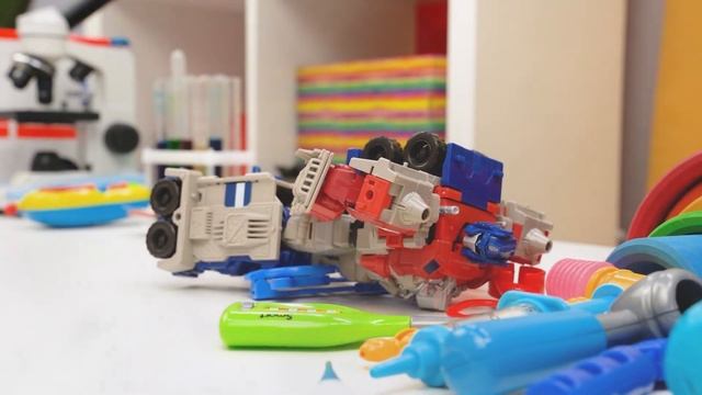 Доктор Ой и Трансформер Оптимус Прайм после травмы ноги! Видео для мальчиков смотреть онлайн