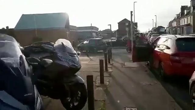 Knee down on a BMW C1. Or not even close смотреть онлайн