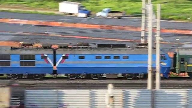 Electric locomotives CHS6 and CHS2T are pulling passenger trains смотреть онлайн
