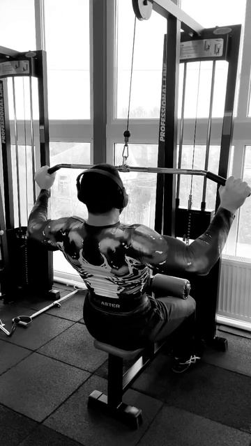 Вертикальная тяга, с паузой 1 сек в верхней точке