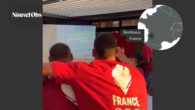 La double médaille d'or de Léon Marchand a enflammé toute la France смотреть онлайн