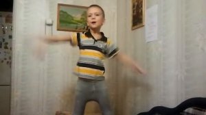Маленький мальчик танцует оппа гамнам стайл :D