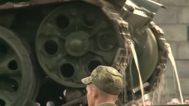Russian Soviet World War 2 tanks in Moscow T 34 SU 100 смотреть онлайн