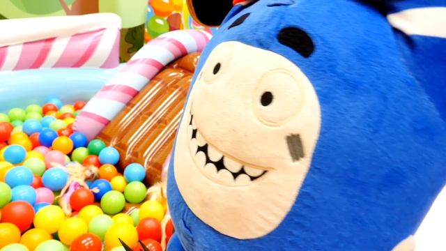 На пляже с Барби и Монстер Хай! Игры в куклы для девочек. смотреть онлайн